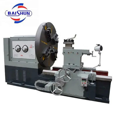 La machine à tourner à l'extrémité de la bride face au tour métallique